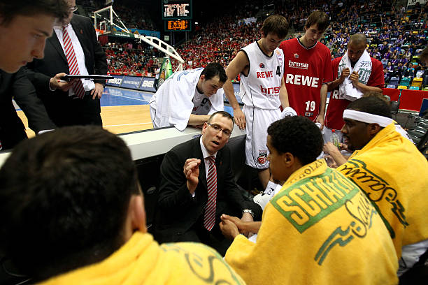 将球分给了 将球分给了